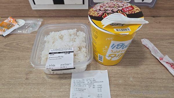 バンコクのTopsで購入したカップ麺と白ご飯の簡単な食事