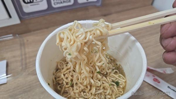 バンコクのTopsで買ったカップ麺を店内で食べる様子