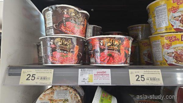 バンコクのTopsで販売されているタイのカップ麺売り場
