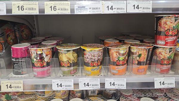 バンコクのTopsに並ぶママーのカップ麺コーナー