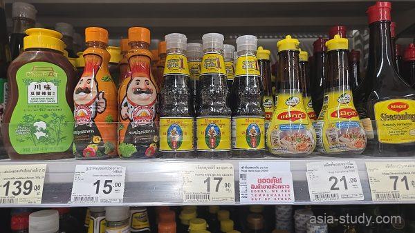バンコクのTopsに並ぶ醤油や調味料の売り場