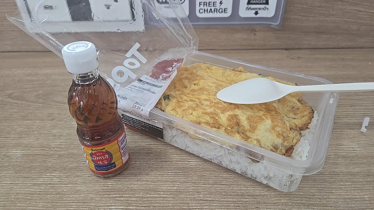 バンコクのTopsで購入した卵焼きご飯と魚醤の小瓶