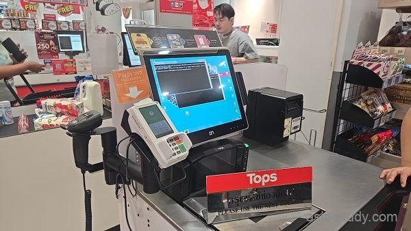 バンコクのTops店内のレジとカード決済端末の様子