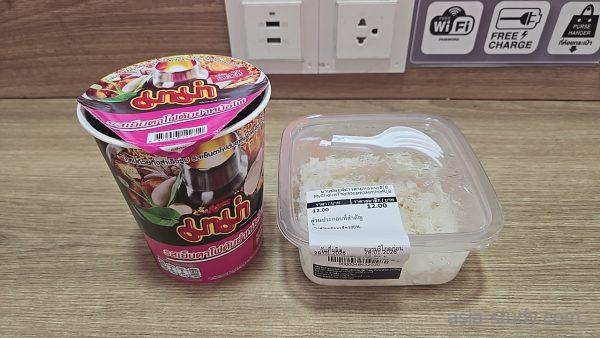 バンコクのTopsで購入したママーのカップ麺と白ご飯