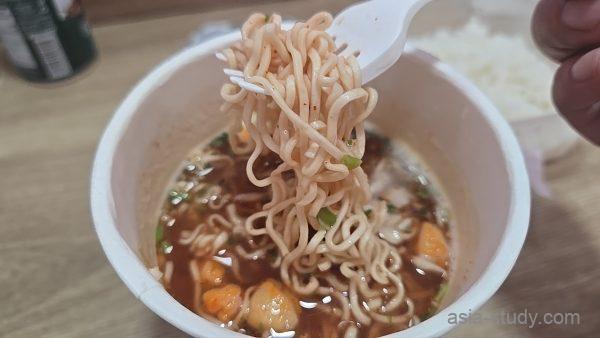 バンコクのTopsで買ったトムヤム味カップ麺を店内で食べる様子