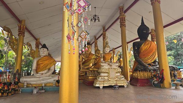 黄金の柱と仏像が並ぶ寺院の回廊
