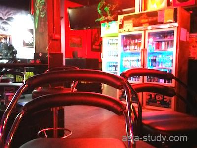 パタヤSoi6のバービア店内（赤い照明とドリンク冷蔵庫）