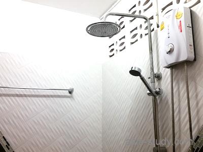 パタヤSoi6の宿のシャワー設備（壁付けシャワーと給湯器）