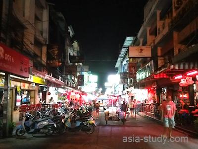 パタヤSoi6の夜の通り（ネオンと人通り、バイク駐車）
