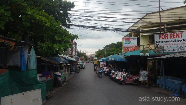 アユタヤ駅周辺から渡し船乗り場へ向かう道とレンタルバイク店
