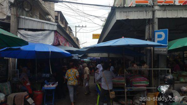 アユタヤ市街地の市場入口に並ぶ屋台とローカルな通り