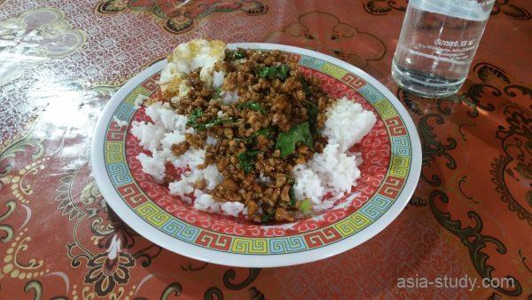 アユタヤの市場で食べたガパオライスと目玉焼き