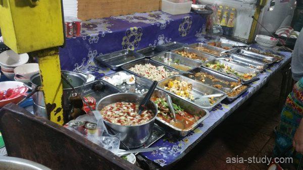 アユタヤのローカル食堂に並ぶ惣菜とタイ料理のおかず