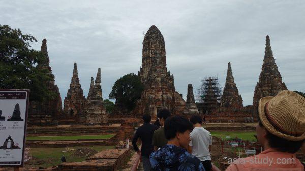 ワット・チャイワッタナーラームの中央仏塔と周囲のクメール様式遺跡