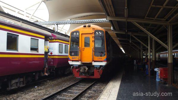 フワランポーン駅に停車するタイ国鉄のオレンジ色の列車