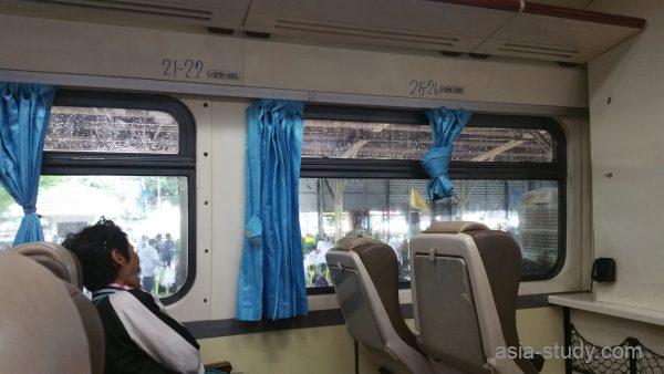 バンコクからアユタヤへ向かう国鉄車内の座席番号と窓側席
