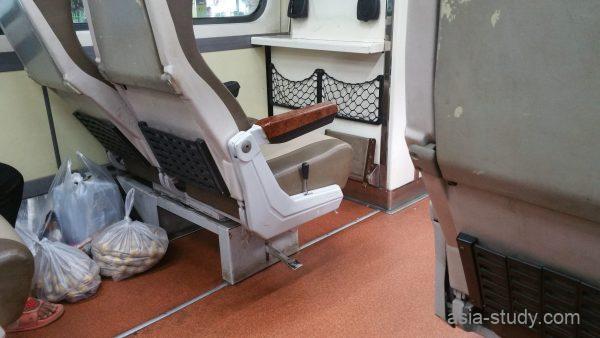 タイ国鉄の車内座席と荷物置きスペースの様子