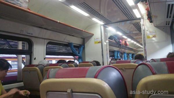 バンコク発アユタヤ行き列車の車内と乗客の様子