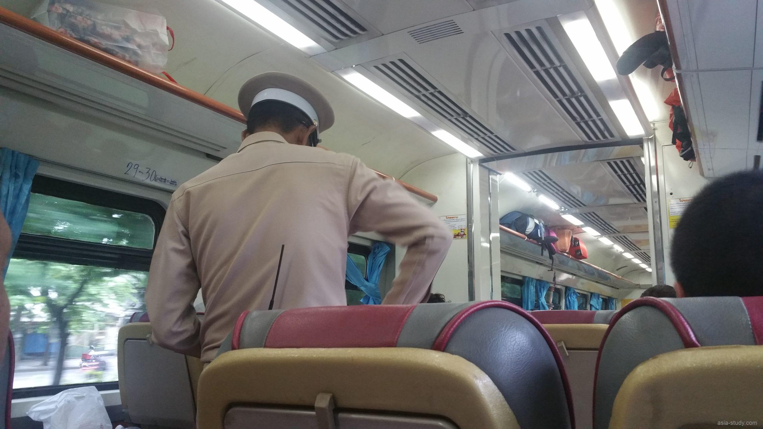 タイ国鉄の車内を巡回する車掌とローカル列車の雰囲気
