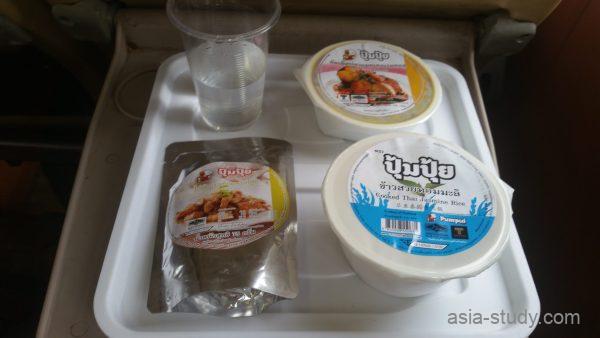 タイ国鉄の車内で食べるタイの駅弁風ごはんセット