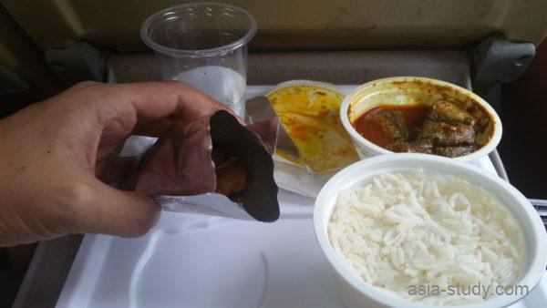 タイ国鉄の車内で開封したタイ料理とジャスミンライス