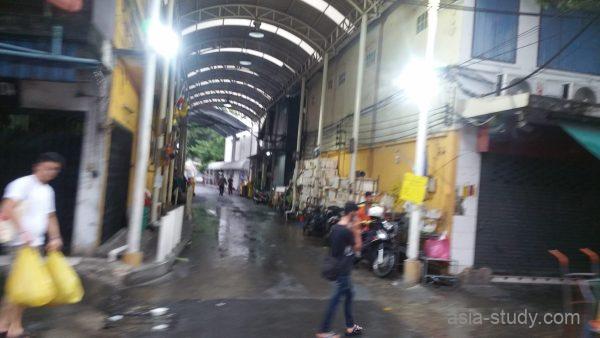 ワットポー西側にある屋根付き通路と雨上がりの路地