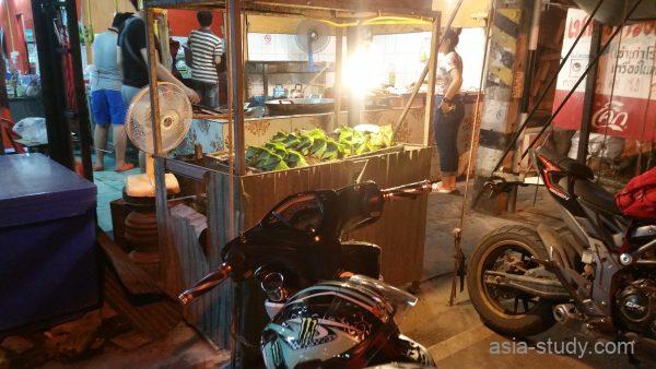 ミッドナイトチキンの店先で調理される揚げ物と夜の屋台風景
