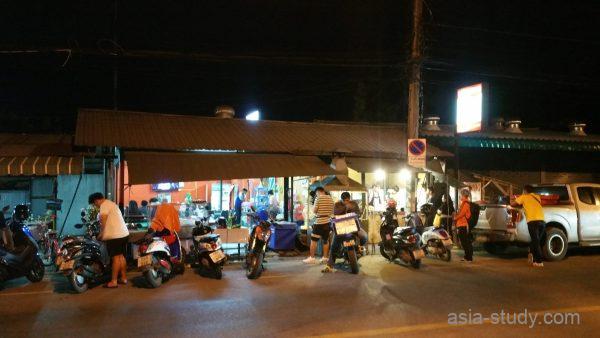 夜のチェンマイで賑わうミッドナイトチキンの店頭風景