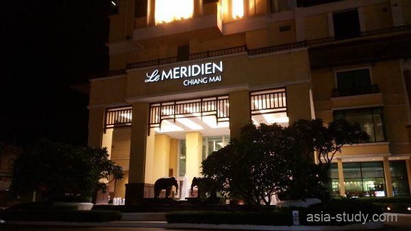 夜のチェンマイでライトアップされたLe Meridien Chiang Maiの外観