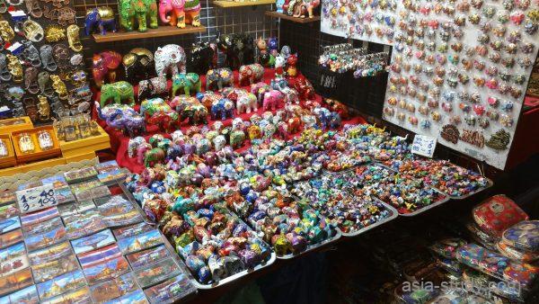 チェンマイナイトバザールで販売されているカラフルな象の土産物