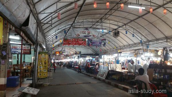 チェンマイナイトバザールの屋根付き市場に並ぶ飲食店と露店