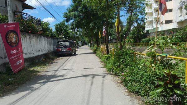 チェンマイ旧市街北側の住宅街と緑の多い路地