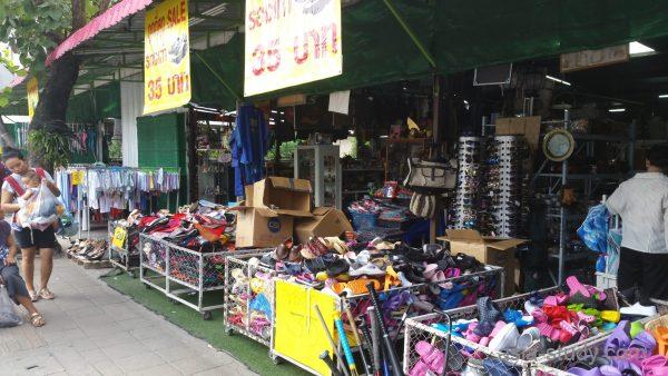 チェンマイ旧市街北側のローカル商店に並ぶサンダルと雑貨