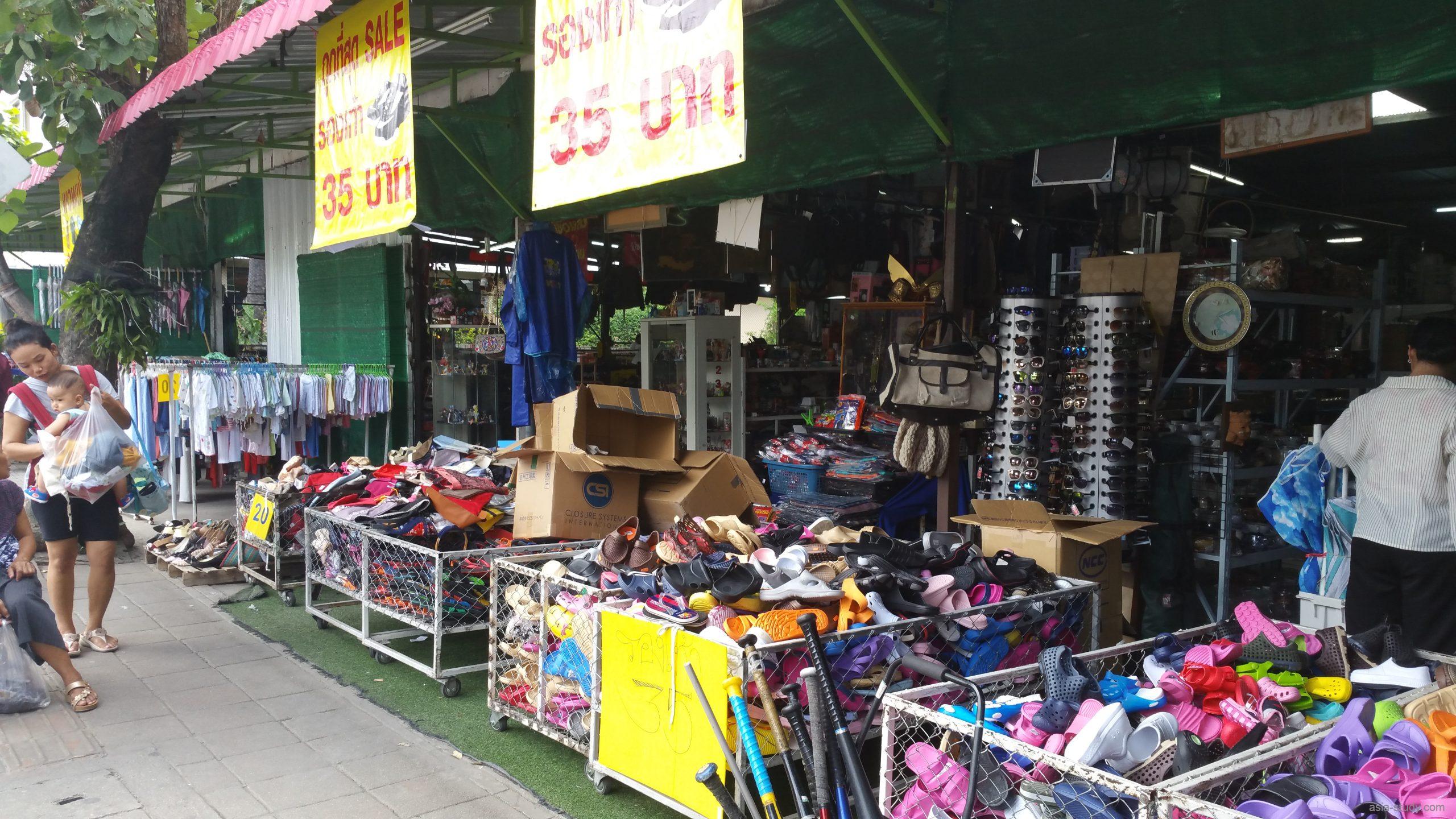 チェンマイ旧市街北側のローカル商店に並ぶサンダルと雑貨