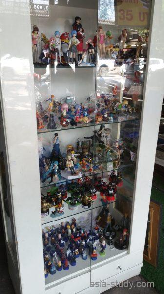 チェンマイ旧市街北側の雑貨店に並ぶアニメフィギュア