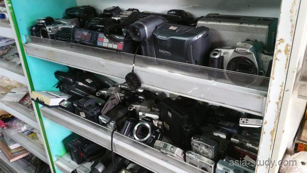 チェンマイ旧市街北側の雑貨店で売られている中古カメラ