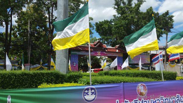 チェンマイ旧市街北側で見かけた旗とイベント会場の入口