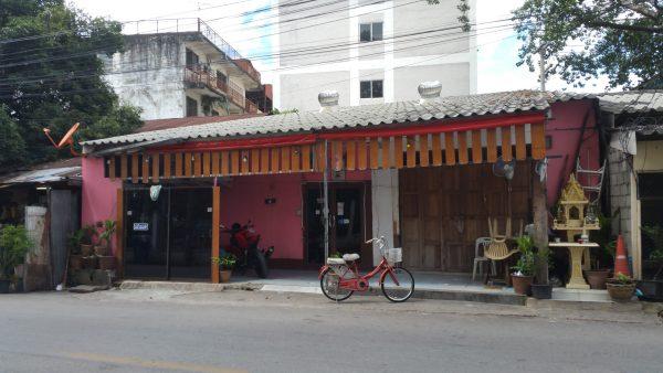 チェンマイ旧市街北側にあるピンク色の建物と赤い自転車